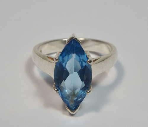 Sterling silver ring with blue glass stone - Size P - Weighs 5.5g