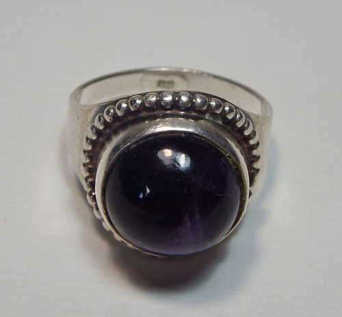 Sterling silver ring with Cabochon amethyst - Weighs 6.0 g - Size O and a half - Marked RT