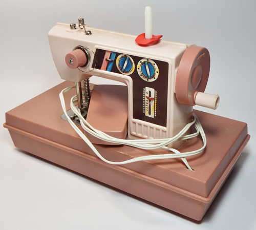 Vintage toy sewing machine - Needs batteries - Not tested