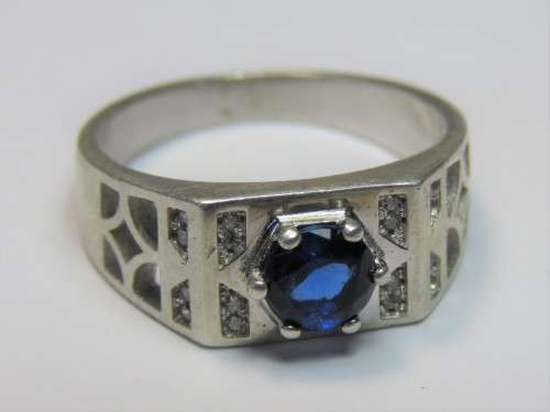 Sterling silver ring with blue glass stone - Weighs: 5.2g - Size P1/2