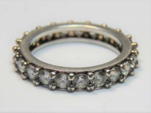 Sterling silver ring with cubic zirconias - Weighs 3.2g - Size: M