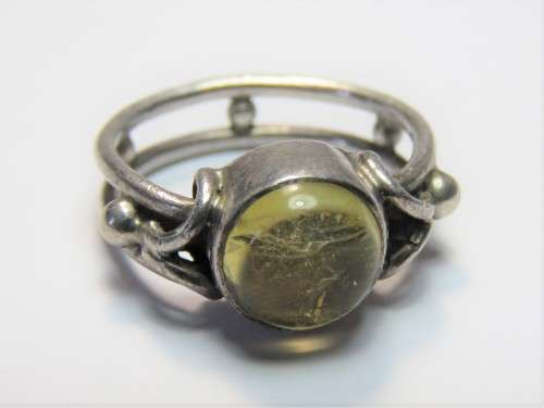 Sterling silver ring with cabochon stone - Weighs 3.8g - Size: H