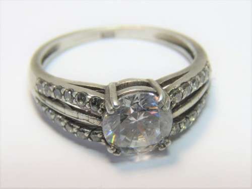 Sterling silver ring with cubic zirconias - Weighs 3.3g - Size: O1/2