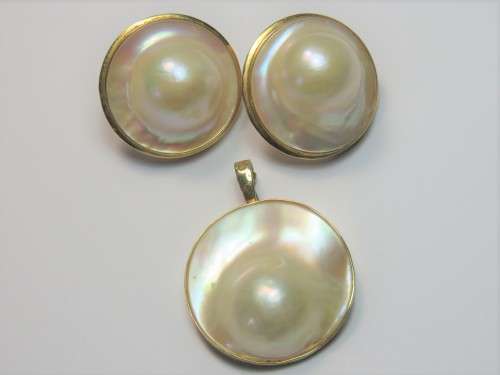 Vintage Mabe pearl and 14kt gold set of earrings plus pendant - Total weight including pearls 20.9g