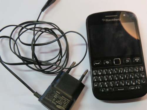 Blackberry 9720 with touch-screen and keyboard - Good condition - Working - Charger included
