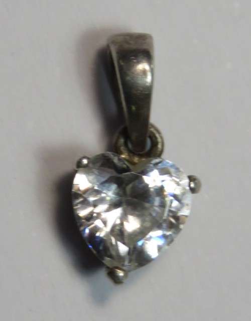 Sterling silver pendant with heart shaped cubic zirconia - 0.5grams