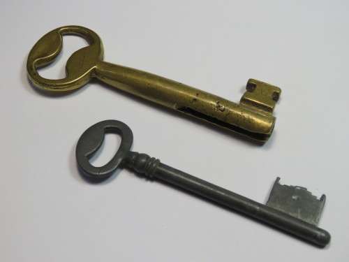 Pair of antique keys - See description for sizes