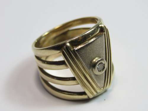 9kt gold ring with small diamond - About 0.08ct - Weighs 8 grams - Size M