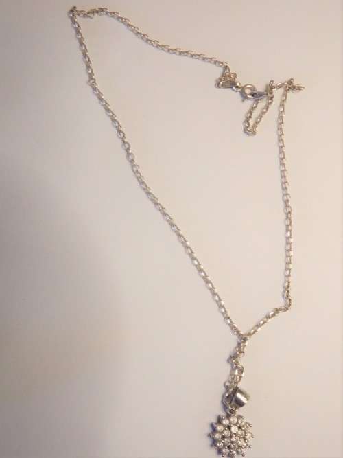 Sterling silver necklace and flower pendant - Weighs 4.0grams - 23cm
