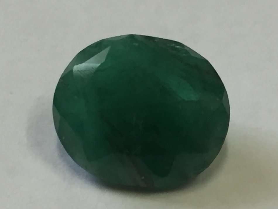 Natural Emerald of 5.663 carat - Oval mixed cut - Slight bluish green with Gemlab certificate