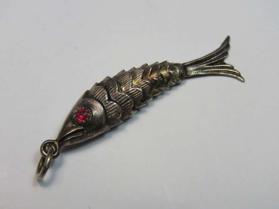 Vintage fish pendant - No hallmarks - Looks like silver