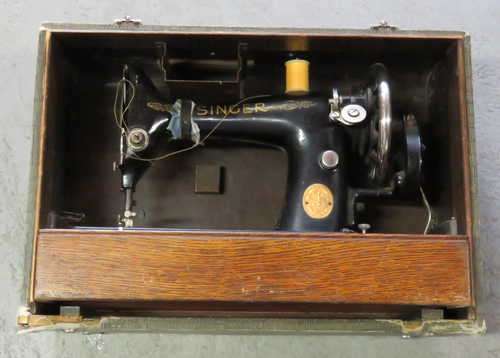 1942 Singer sewing machine in hard case - Case lid clips are broken