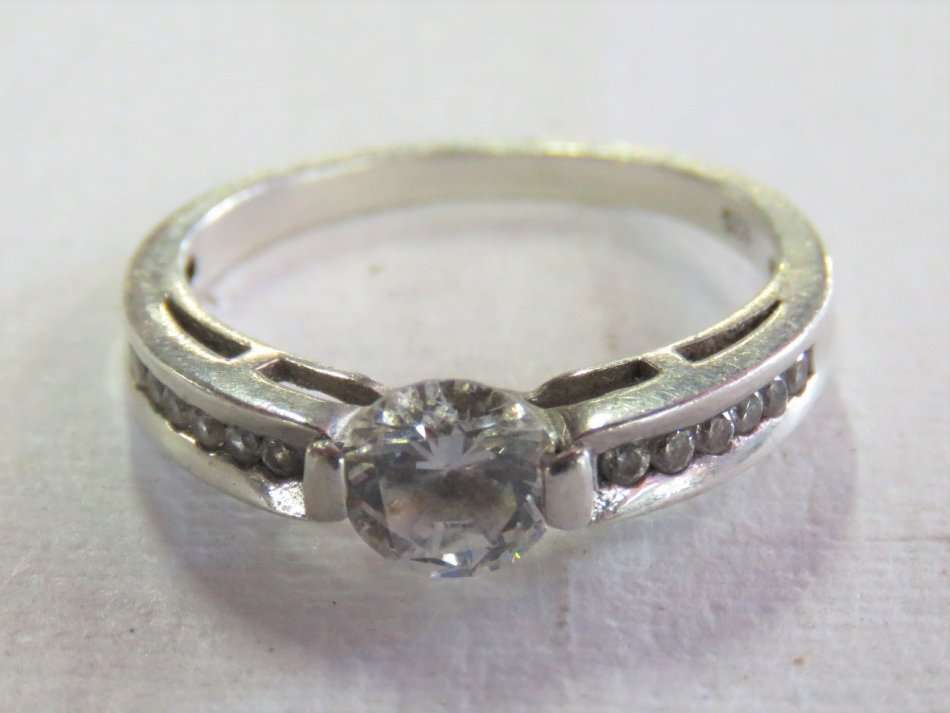 Sterling silver cubic zirconia ring - Weighs 2.4 grams - Size: K
