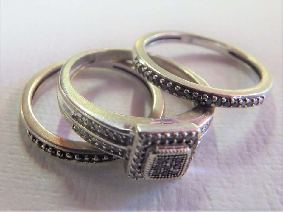 9KT White gold wedding ring set with black and white diamonds  - Weighs 5.5 grams - Size K