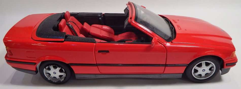 Maisto 1993 BMW 325 I Convertible with soft-top - Rear wheel mags damaged
