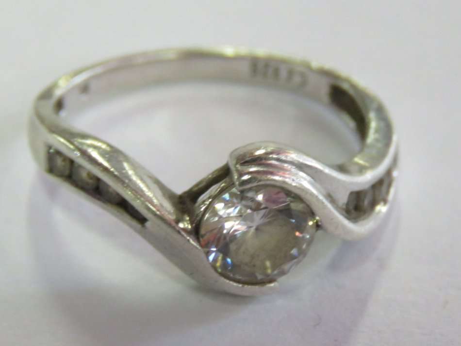 Sterling silver ring with cubic zirconia - Weighs 3.1 grams - Size: P