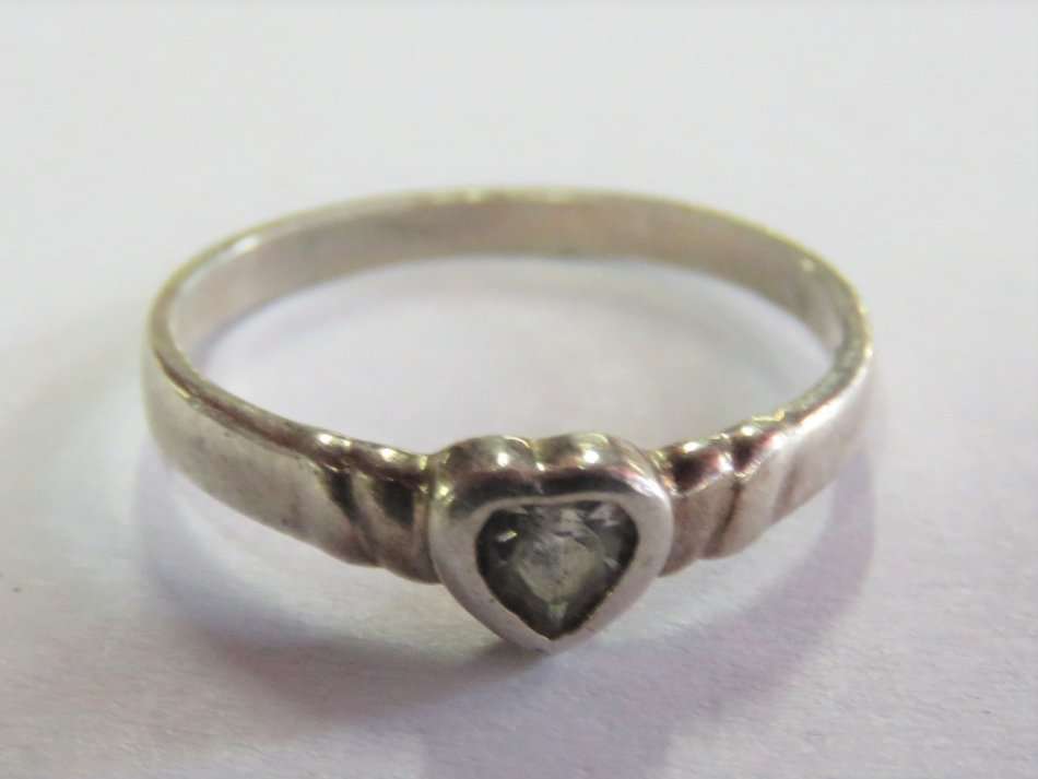 Sterling silver ring with heart shaped cubic zirconia - Weighs 1.8 grams - Size: N 1/2