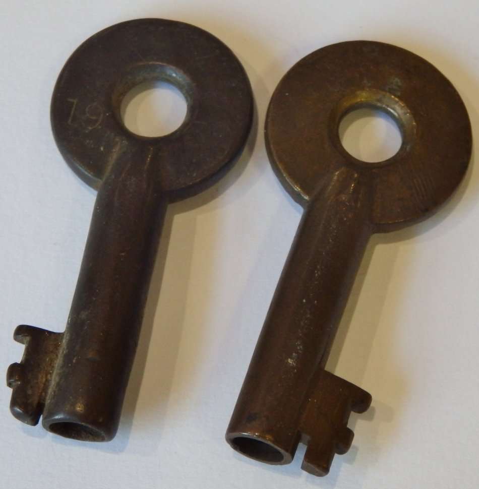Lot of 2 old SAR/SAS padlock keys - Markings are off due to usage