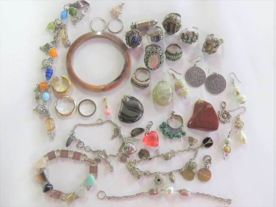 Lot of cosutme jewellery - Some items broken