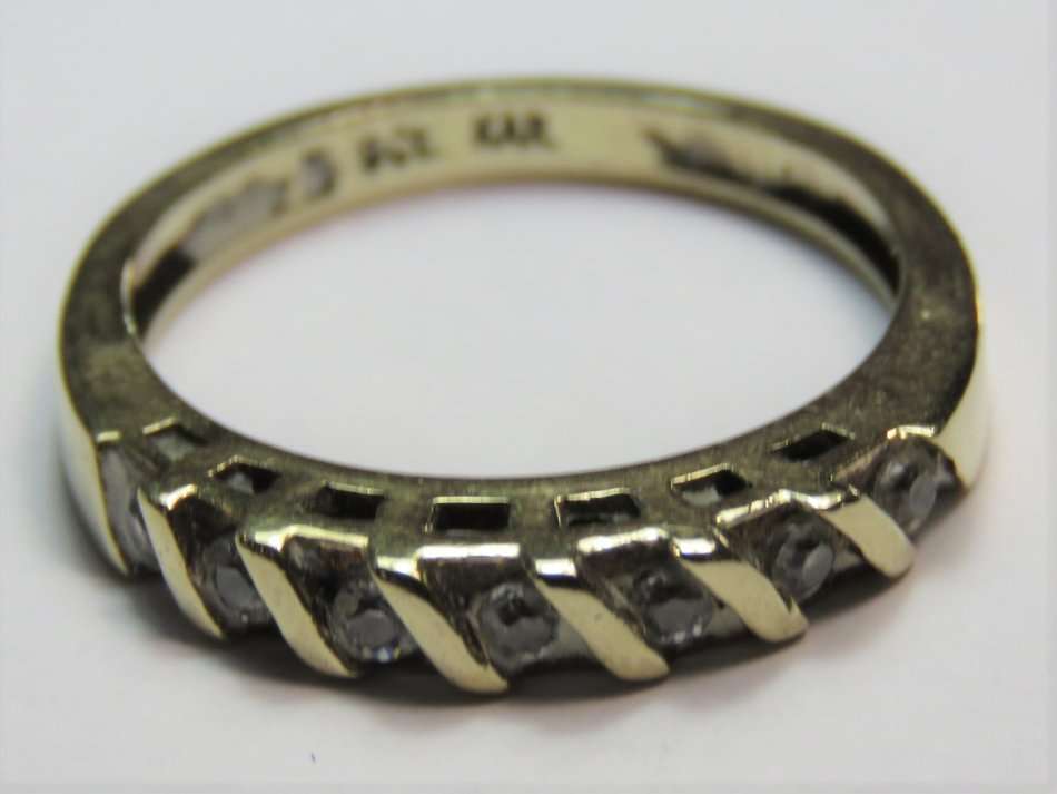 9kt GOld ring with cubic zirconias - Weighs 2.7 grams - Size: M