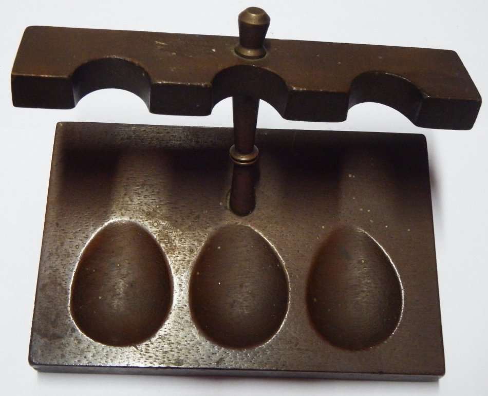 Monkeypod wood smoking pipe stand