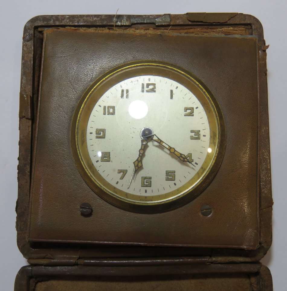 Antique travelling pocketwatch in leather case - Runs and stops