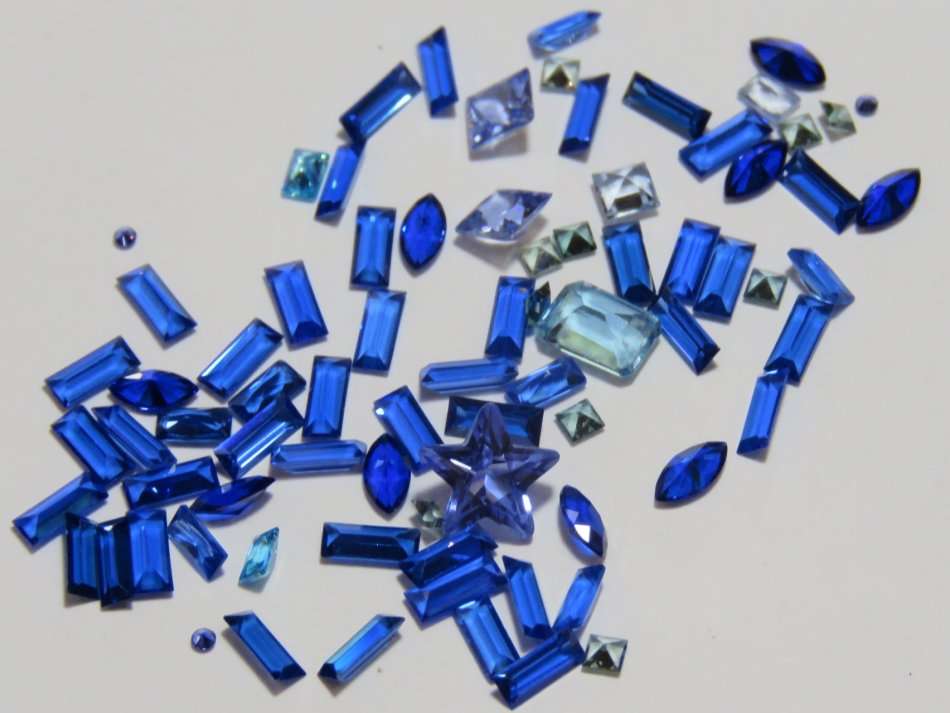 11.58 carat of unknown blue stones - Ex jeweller's stock