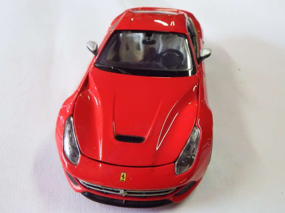 Maisto Ferrari F12 Berlinetta model car - Scale 1/24