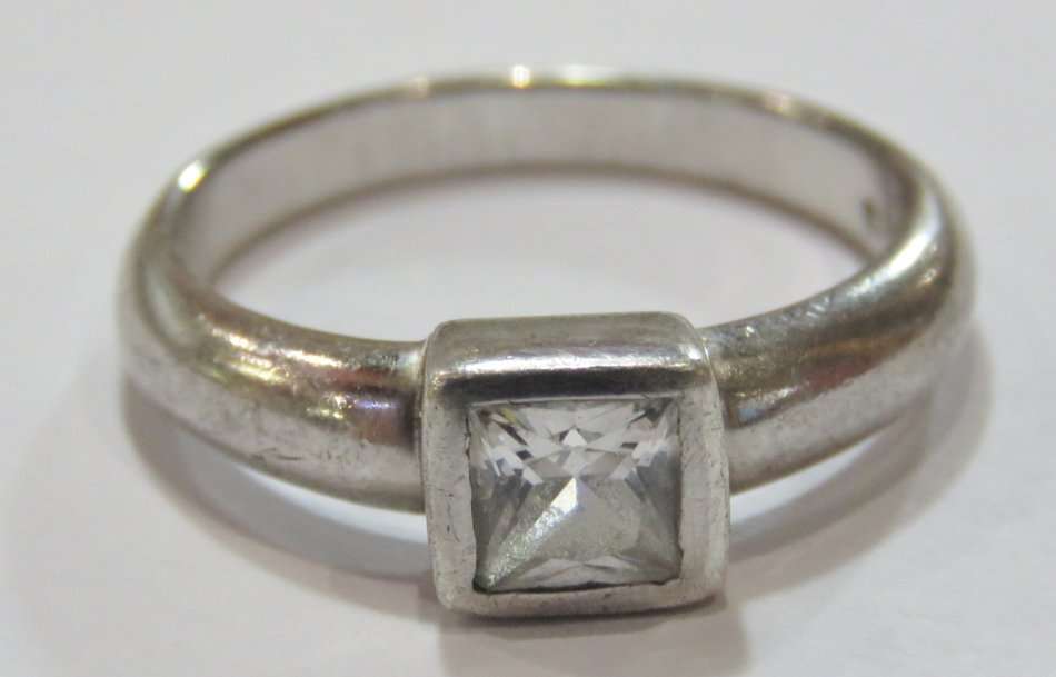 Sterling silver ring with clear stone - 3,4 grams - Size Q