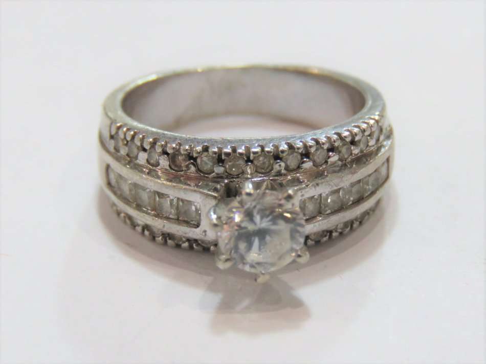 Sterling silver ring with clear stones - Size: N 1/2 - Weighs: 6.7 grams