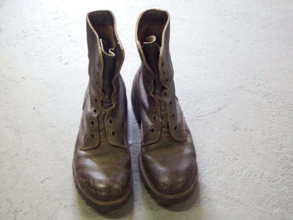 Pair of SADF combat boots - Size: 8 - 255/98 M - No laces