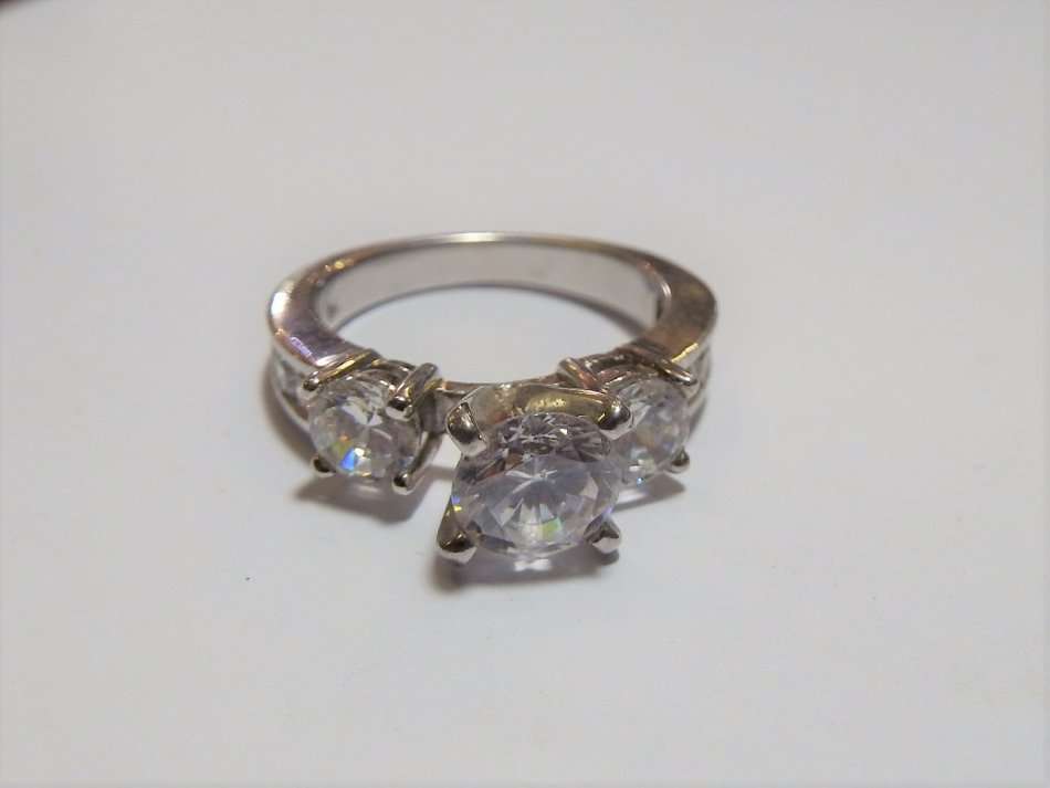 Sterling silver cubic zirconia ring - Weighs 5.3 grams - Size: O