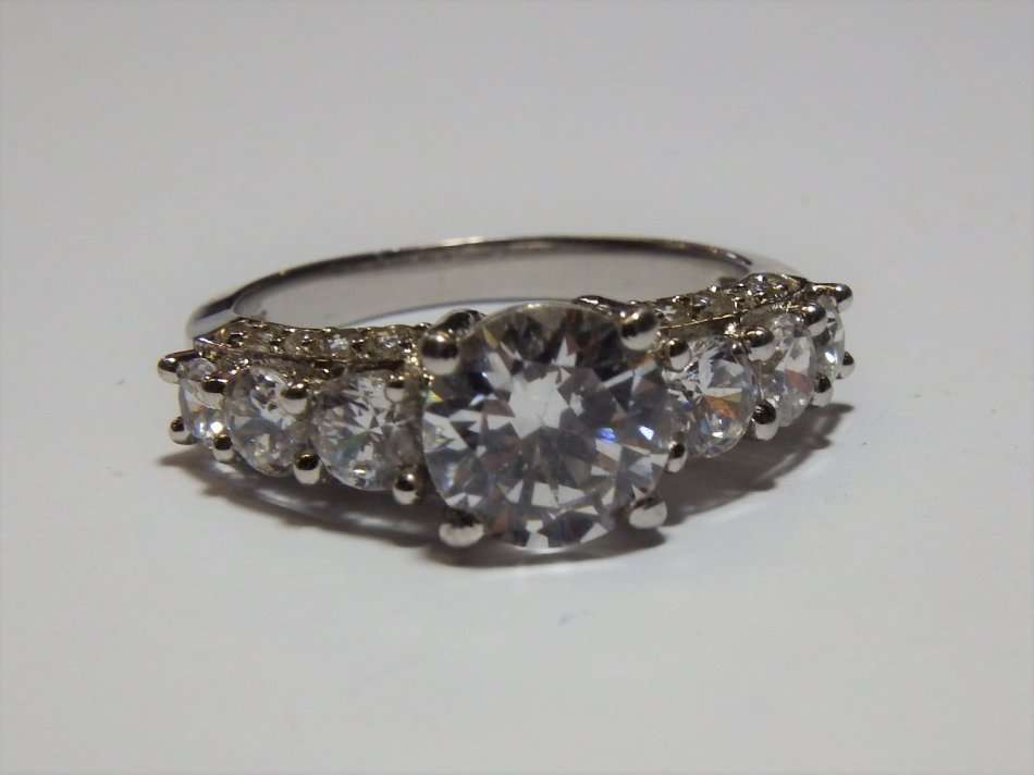 Beautiful sterling silver cubic zirconia ring - Weighs 4.9 grams - Size: P