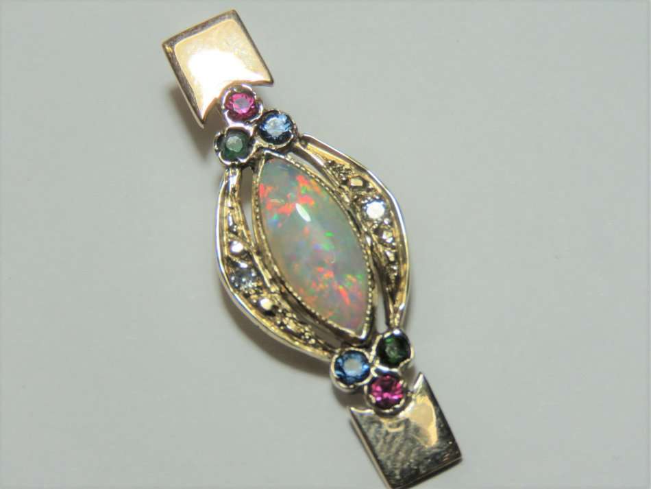 9kt Gold opal pendant with 2 small diamonds and 6 other stones - Beautiful white opal - Weighs 2.5g