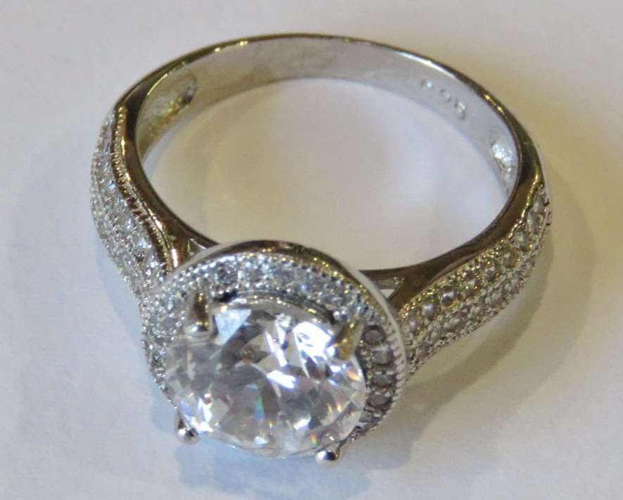 Sterling silver ring with cubic zirconias - Weighs 2,7 grams - Size J