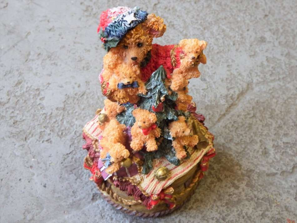 Musical Christmas bears figurine