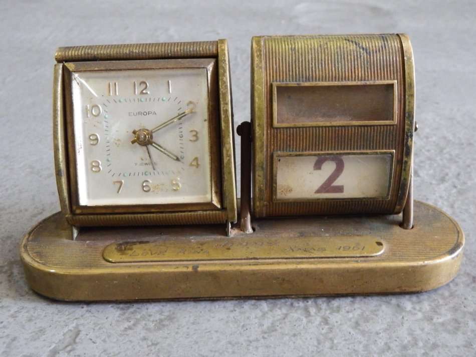 Vintage desk clock and calendar - Clock runs and stops
