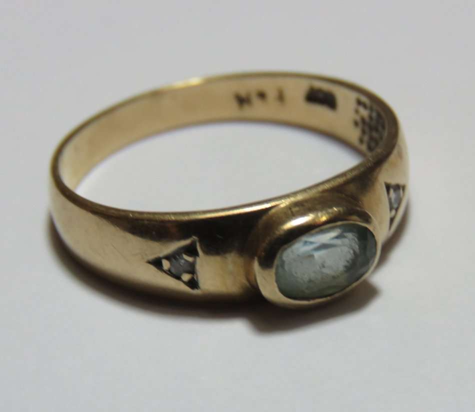 9kt gold ring with light blue stone and 2 small diamonds - 2.1grams - Size