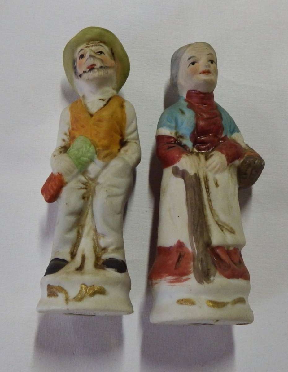 Small grandma and grandpa figurines