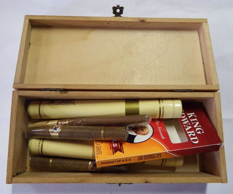 Lot of 6 collectable cigars