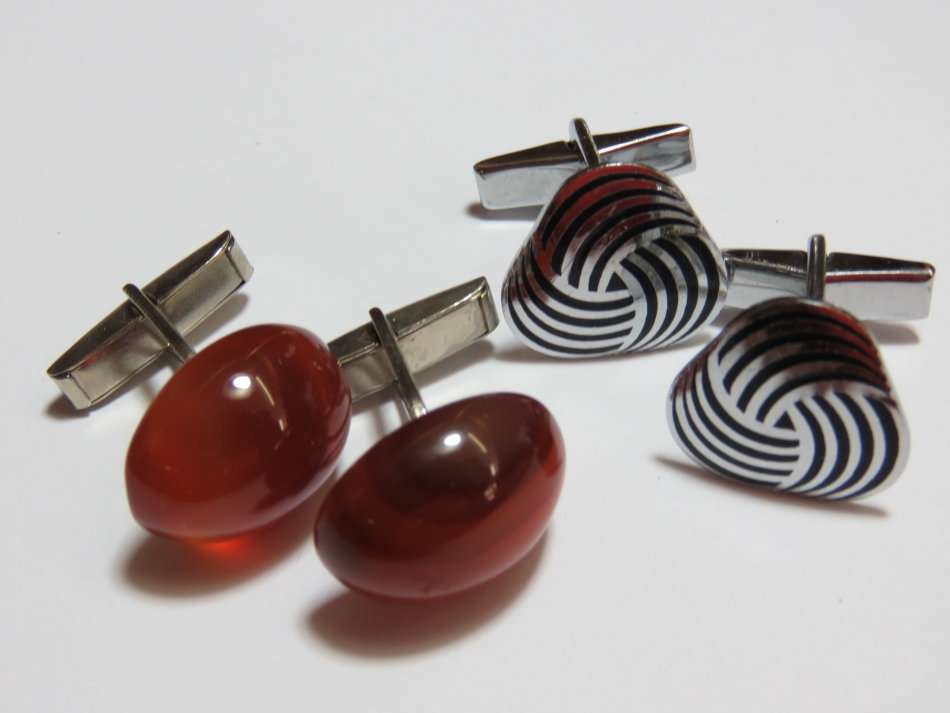 2 Pairs of vintage cufflinks