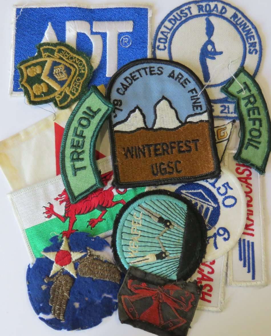 Lot of 15 cloth badges