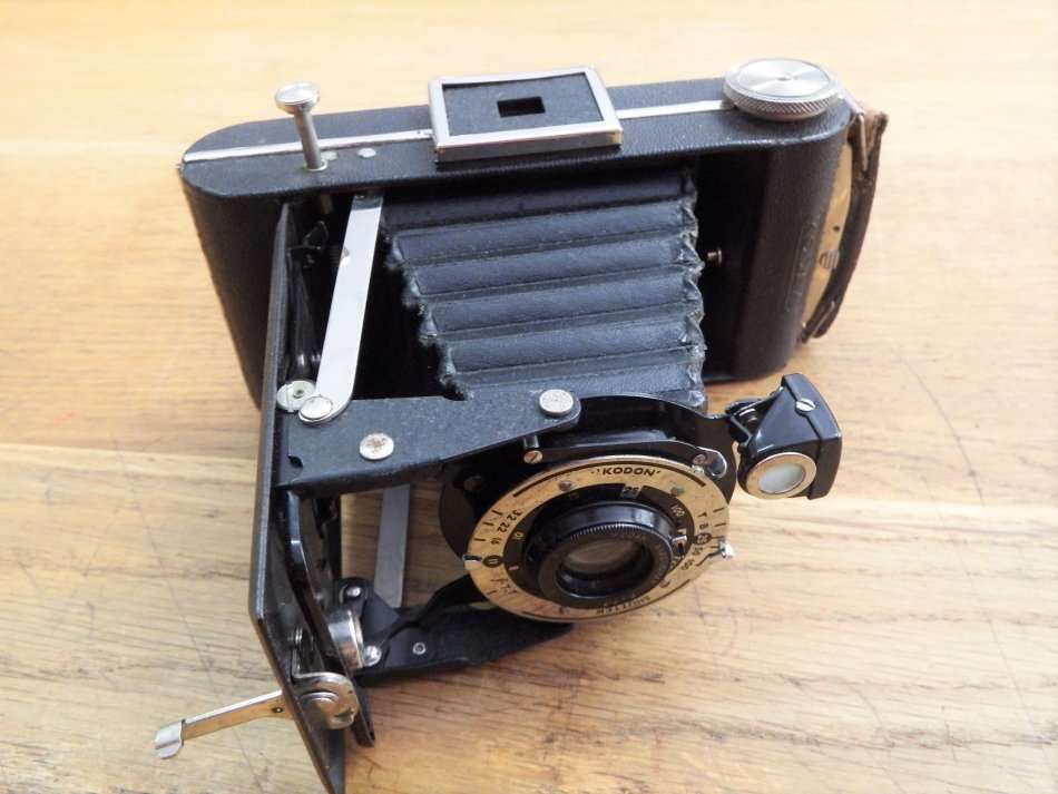 Vintage Kodak fold out bellows camera with F-7.7 lens - Leather pouch broken