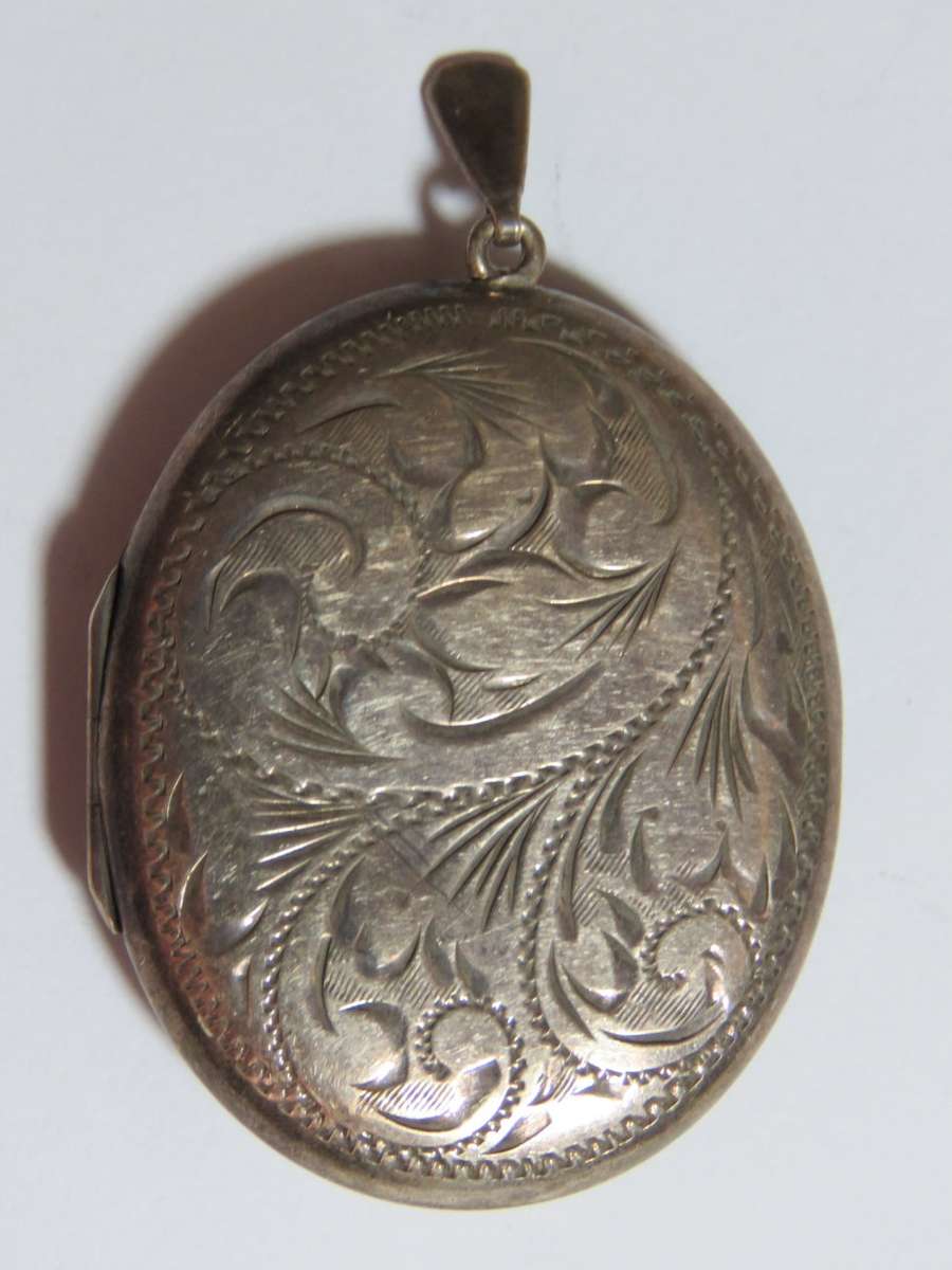 Vintage sterling silver locket pendant - 13 grams