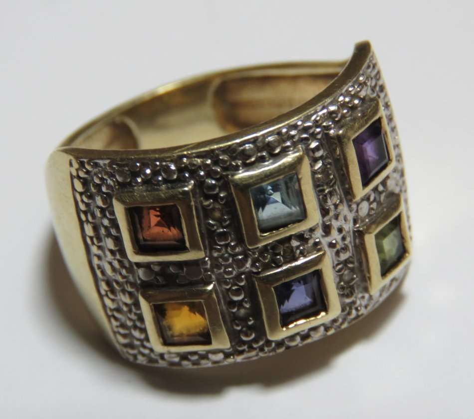 9kt Gold ring with coloured stones - Weighs 5.5 grams - Size: Q