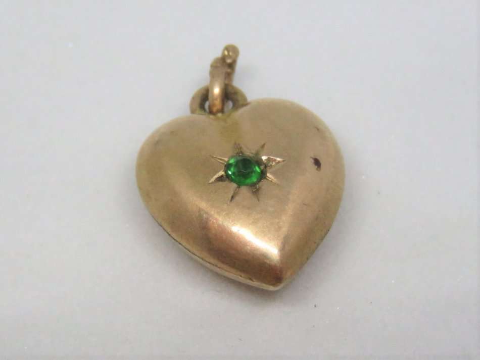 9kt Gold heart shaped charm pendant with green stone - Weighs 0.9 grams