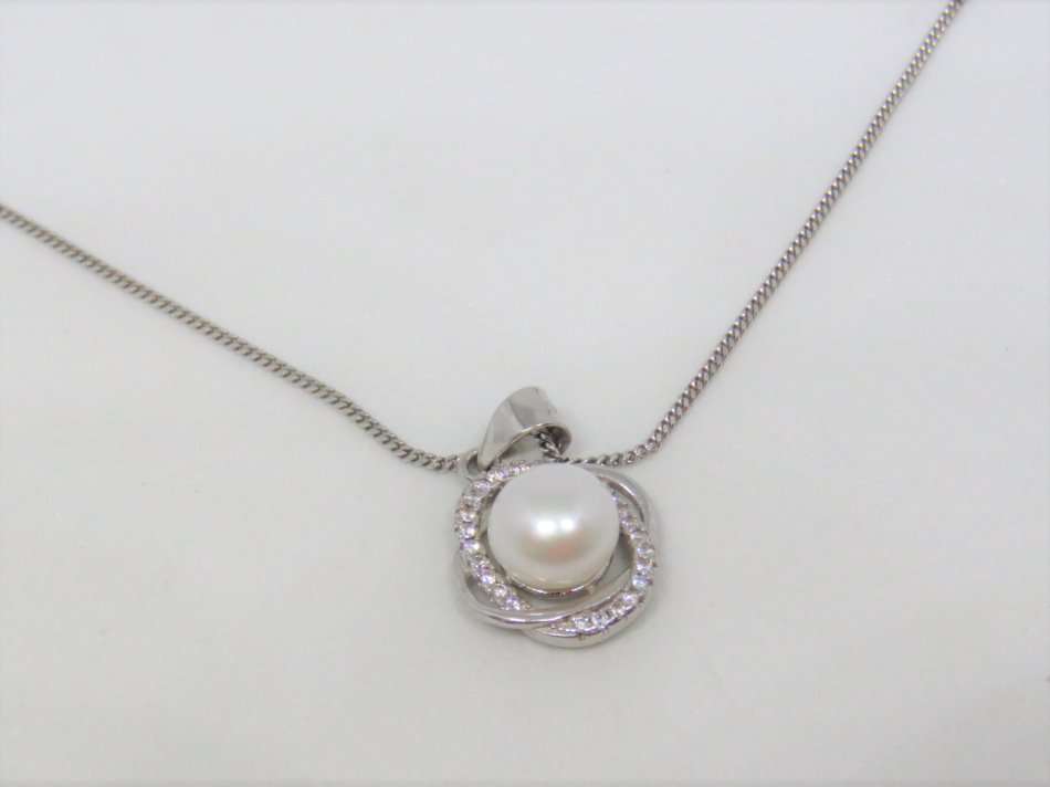 Sterling silver necklace with pearl pendant - Weighs 3.4 grams