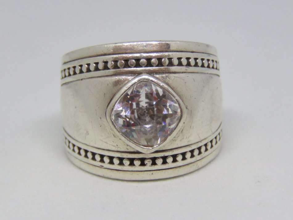 Sterling silver ring with cubic zirconia - Weighs 10.4g - Size: P