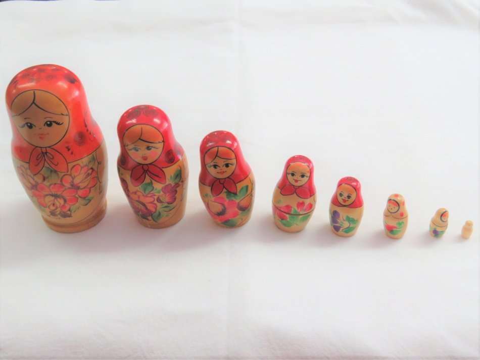 Vintage Russian Matryoshka nesting doll - 8 in 1