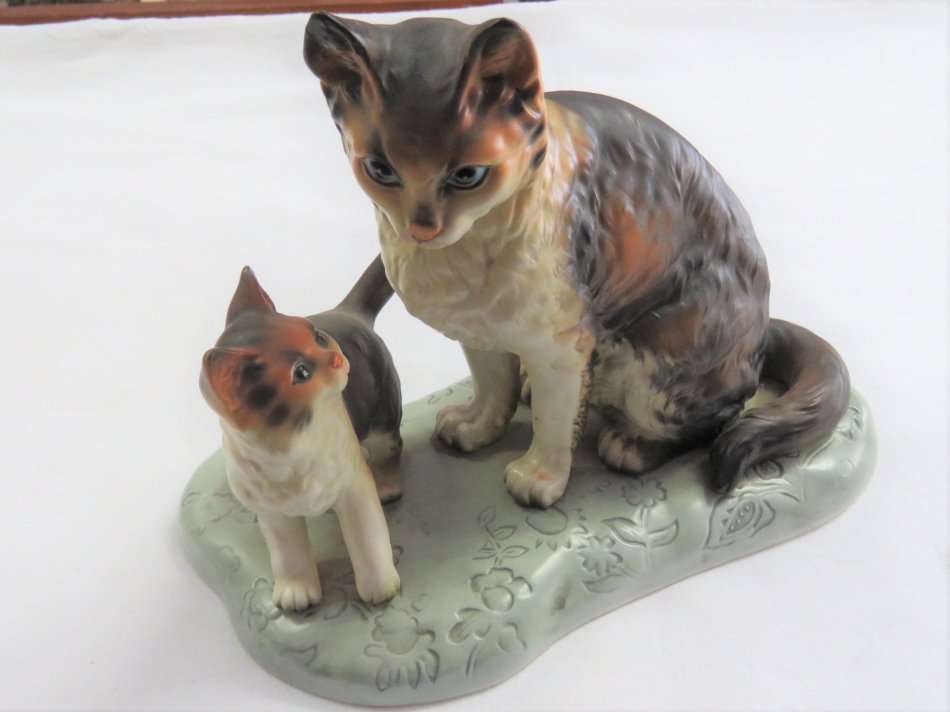 Vintage Norleans porcelain cats figurine - Tip of ear repaired